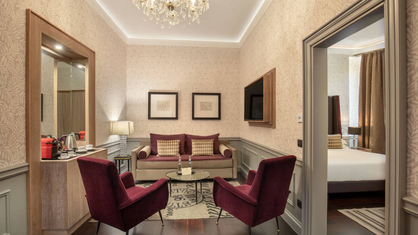 The-Inn-At-The-Spanish-Steps-The-Gem-Signature-Penthouse-Senior-suite-6